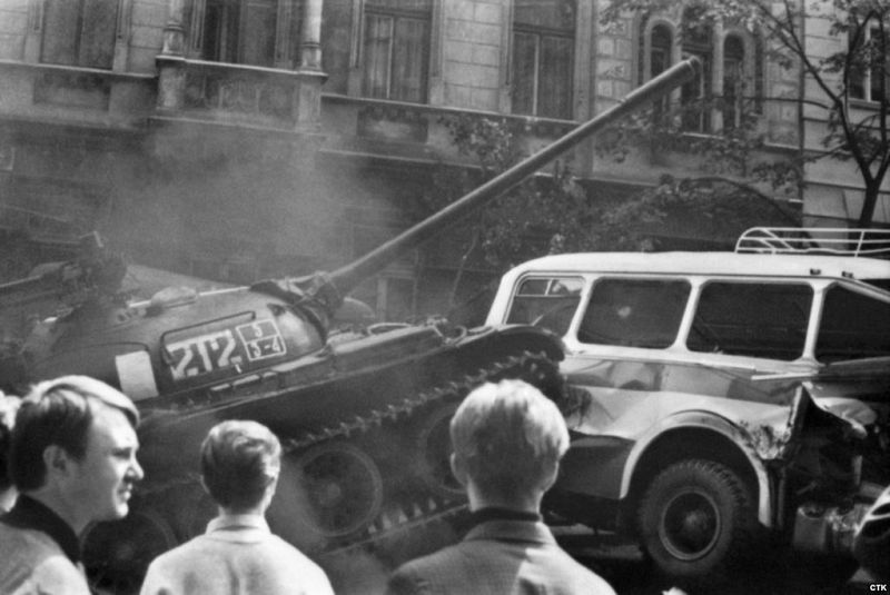 Un tanque embiste a un autobús utilizado como barricada por los manifestantes checoslovacos para tratar de frenar el avance de los ocupantes hacia la emisora de Radio Praga.