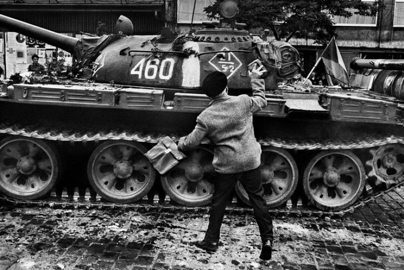 Un anciano lanza una piedra contra un tanque soviético en la capital checoslovaca, Praga.