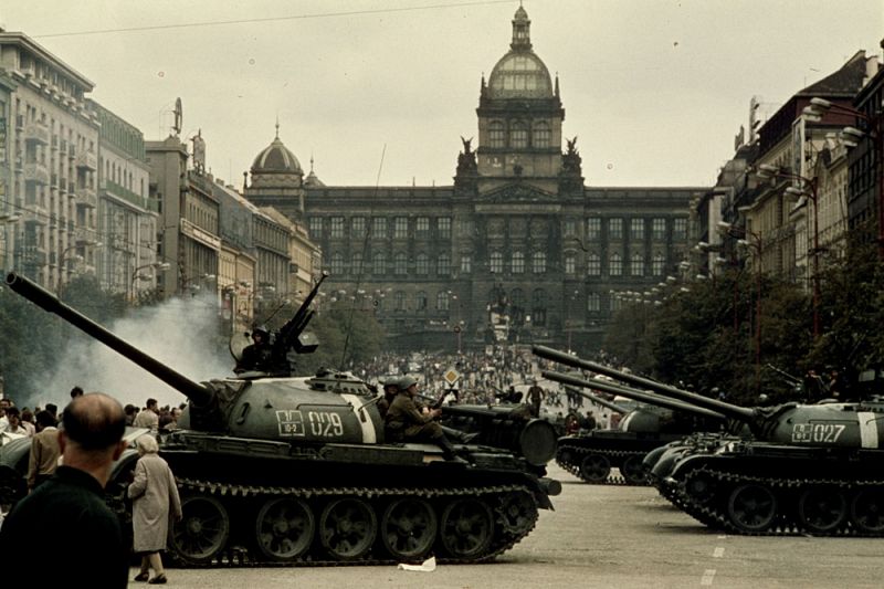 Tanques soviéticos en la Plaza de Wenceslao de Praga en agosto de 1968