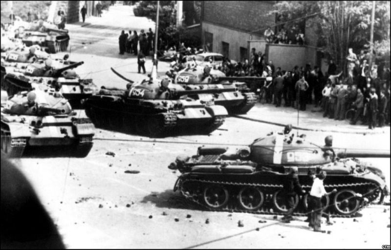 Varios manifestantes arrojan piedras a los tanques soviéticos estacionados en el centro de Praga.