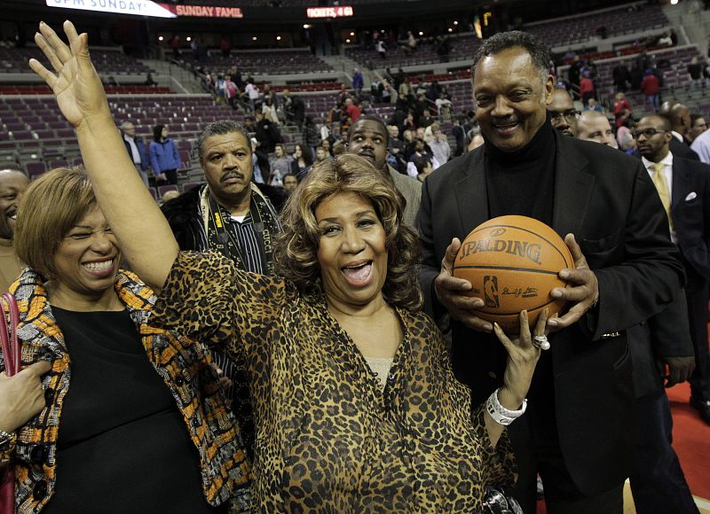 ARETHA FRANKLIN ASISTE AL JUEGO ENTRE LOS HEAT DE MIAMI CONTRA LOS PISTONS DE DETROIT EN MICHIGAN