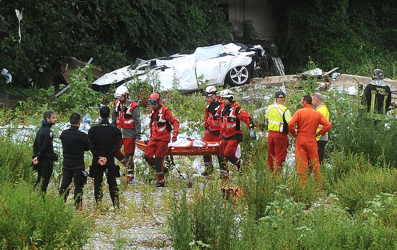 Los servicios de rescate evacúan a una de las víctimas del puente Morandi