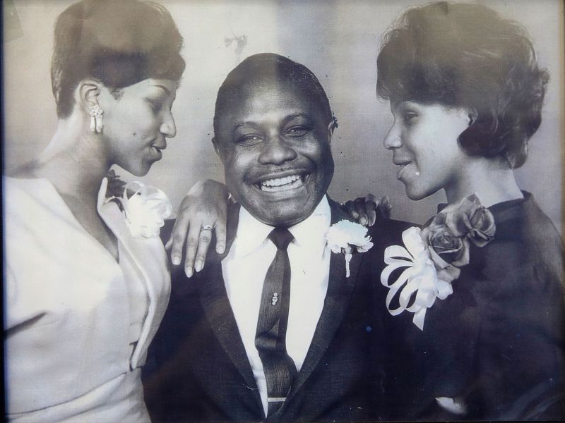 Aretha Franklin junto a su padre y su hermana