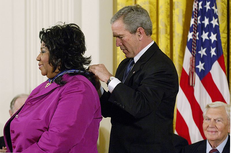 Aretha Franklin recibe la Medalla Presidencial de la Libertad