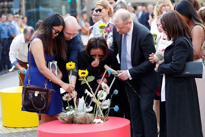 Durante la ofrenda floral, algunos familiares portaban fotos de las víctimas. En la fotografía, se puede ver la del niño australiano Julian Cadman.