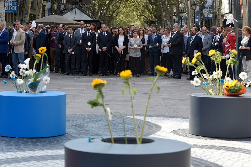 El mosaico de Joan Miró de La Rambla de Barcelona fue donde se detuvo la furgoneta tras el atropello que causó catorce muertos y decenas de heridos en la calle más emblemática de la capital catalana.