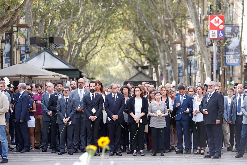 El presidente catalán, Quim Torra y la alcaldesa de Barcelona, Ada Colau, entre otros, durante la ofrenda floral.