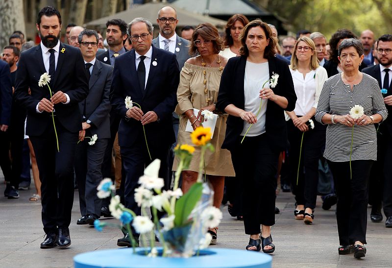 Varios políticos portan flores en el homenaje a las víctimas del 17J