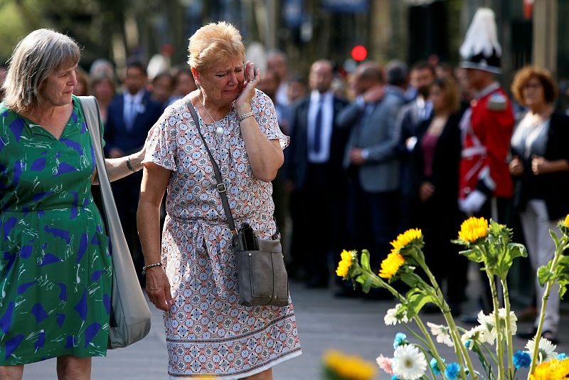 Familiares de las víctimas emociados durante la ofrenda floral