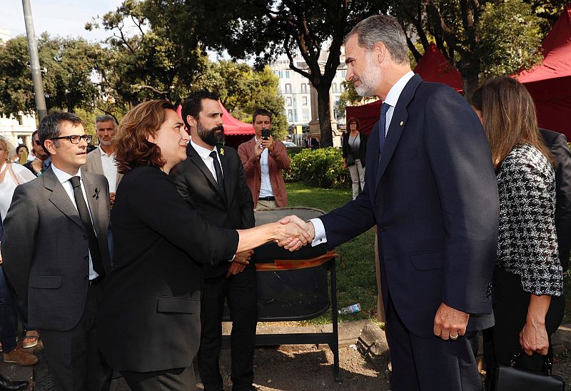 Saludo de Colau y Felipe VI