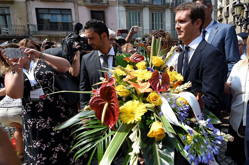 Casado deposita una ofrenda floral en el memorial