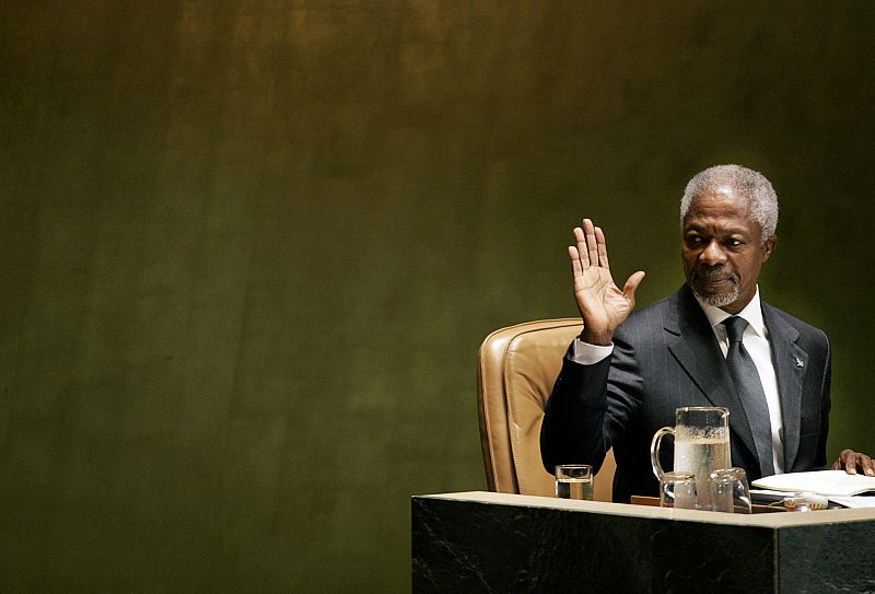 Kofi Annan saluda durante la 61 Asamblea General de la ONU celebrada en la sede de Nueva York (19/09/2006)