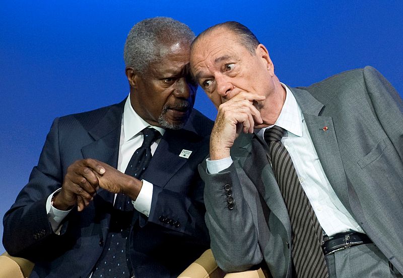 Kofi Annan con el expresidente de Francia Jacques Chirac durante la ceremonia de lanzamiento de la Fundación Chirac en París (09/06/2008)