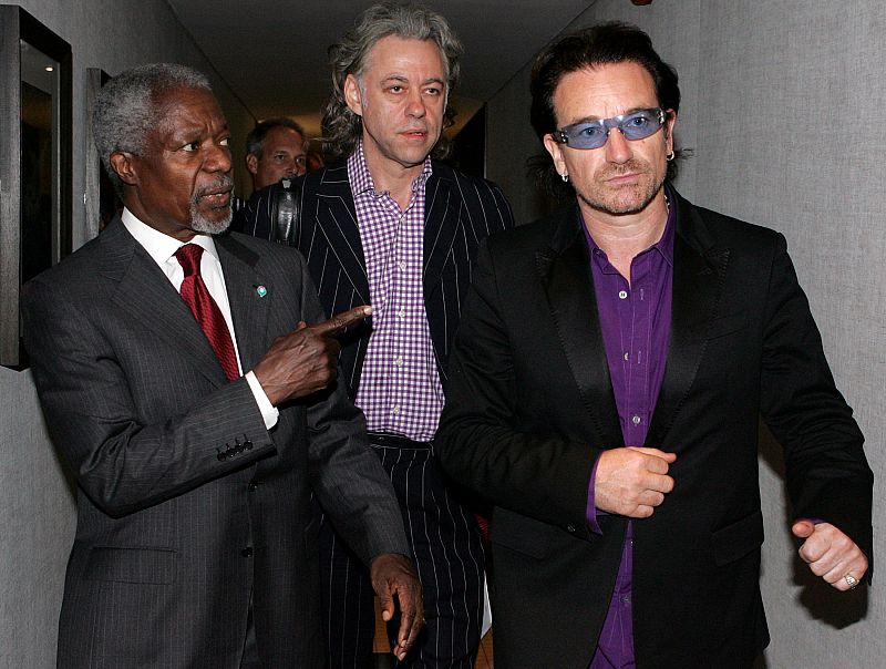 Kofi Annan llega junto a Bob Geldof y el cantante de U2 Bono a una sesión del G8 en Gleneagles, Escocia (08/07/2005)