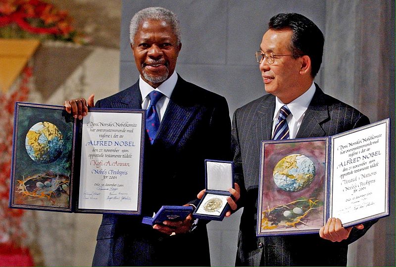 Kofi Annan y el presidente de la Asamblea General de la ONU Han Seung-soo posan con su Premio Nobel de la Paz en Oslo, Noruega (10/12/2001).