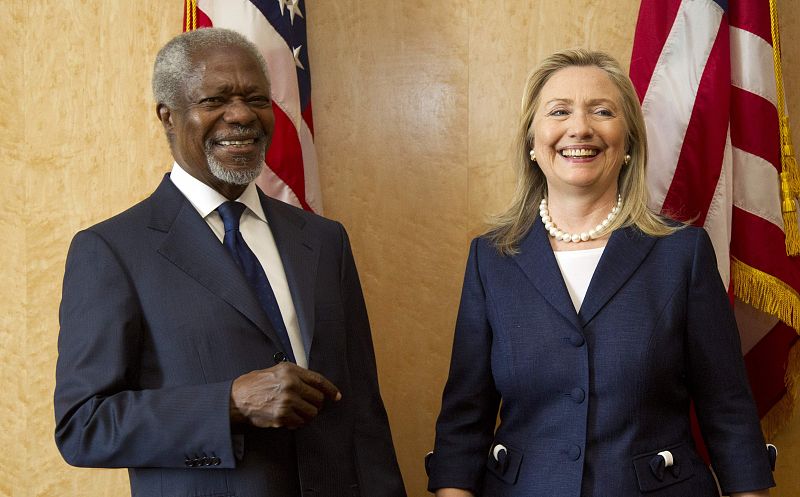 Kofi Annan con la secretaria de Estado de EE.UU. Hillary Rodham Clinton en las oficinas de la ONU en Ginebra, Suiza (30/06/2012)