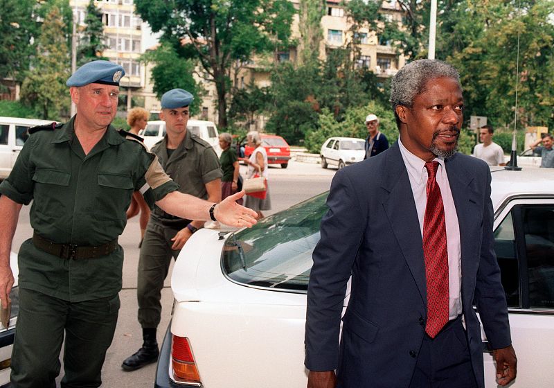 Kofi Annan con Francis Briquemont, comandante en jefe de la ONU en Bosnia (26/08/1993)