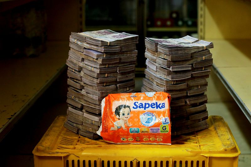 Un paquete de pañales cuesta 8.000.000 de bolívares (1,22 dólares)