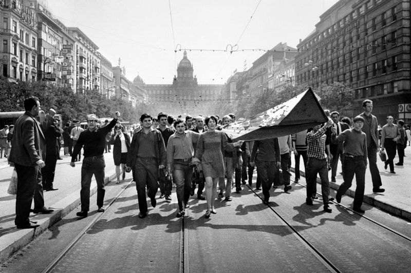 Un grupo de jóvenes lleva la bandera de Checoslovaquia durante una manifestación contra la ocupación soviética en la Plaza Wenceslao