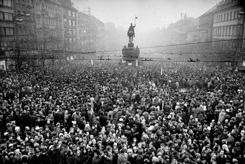 Decenas de miles de checoslovacos se reunieron en la Plaza de Wenceslao de Praga