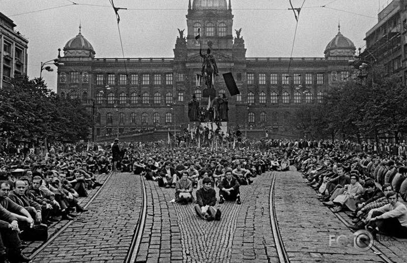 Sentada pacífica de ciudadanos checoslovacos en la Plaza de Wenceslao de Praga