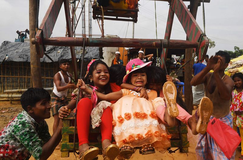 Unas niñas celebran la Fiesta del Sacrificio con juegos