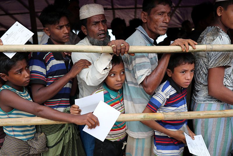 Los refugiados hacen cola para el reparto de comida