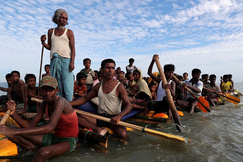 Refugiados rohinyás cruzan el río Naf hacia Bangladesh