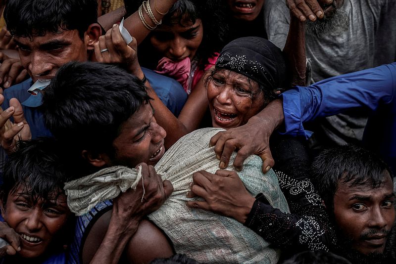 Un grupo de refugiados lucha por conseguir alimentos