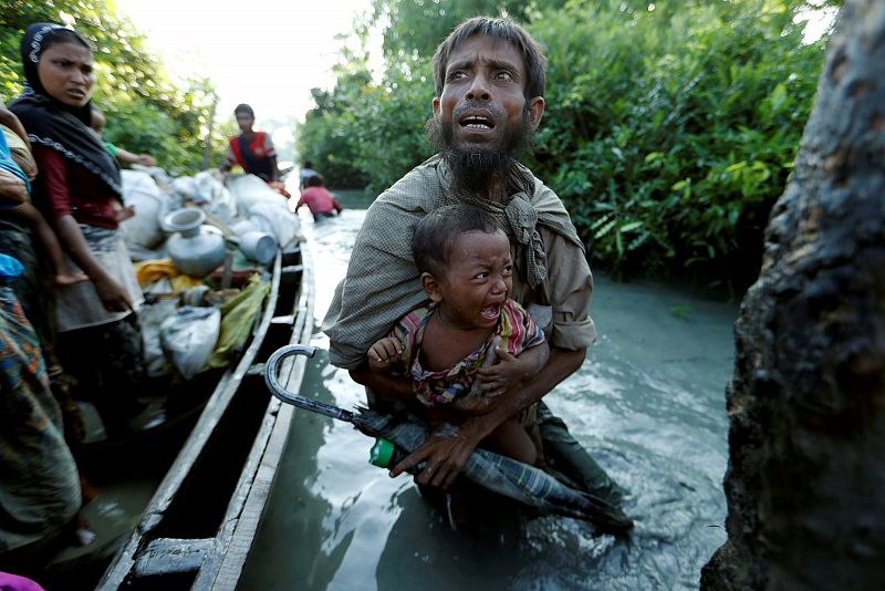 Un grupo de refugiados huyen a Bangladesh por el río Naf en octubre de 2017