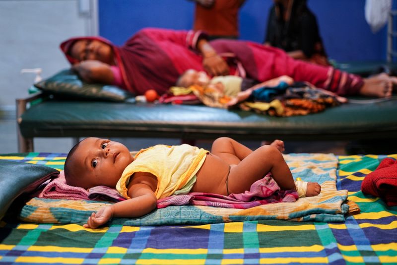 Médicos Sin Fronteras examina a un bebé en Kutupalong