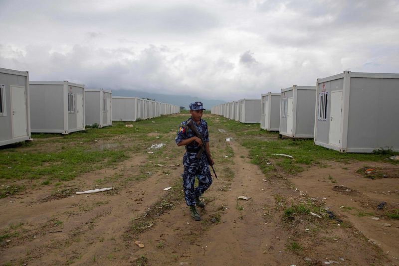 La Policía birmana vigila el campamento de tránsito en Maungdaw, Rakáin