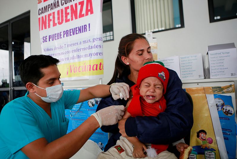 Un niño venezolano es vacunado en el Centro Binacional de Atención en Frontera (Cebaf) en Tumbes (Perú)