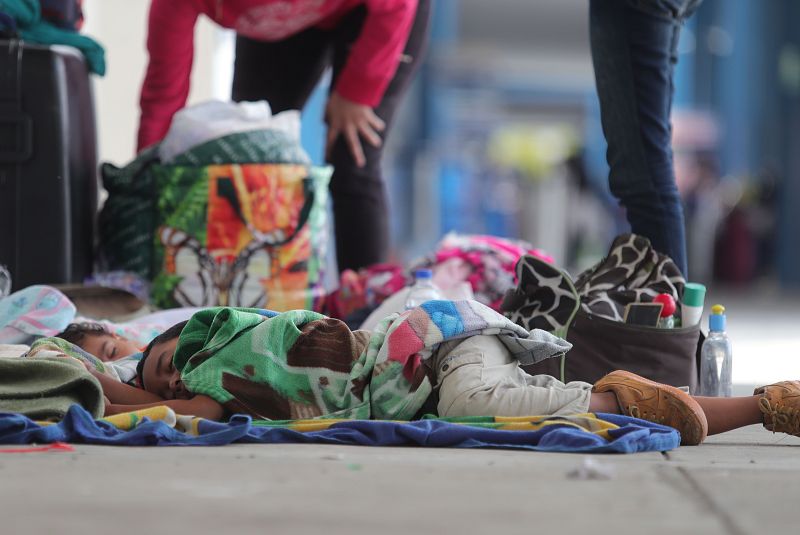 Niños venezolanos descansan en el Centro Binacional de Atención en Frontera (Cebaf) en Tumbes (Perú)