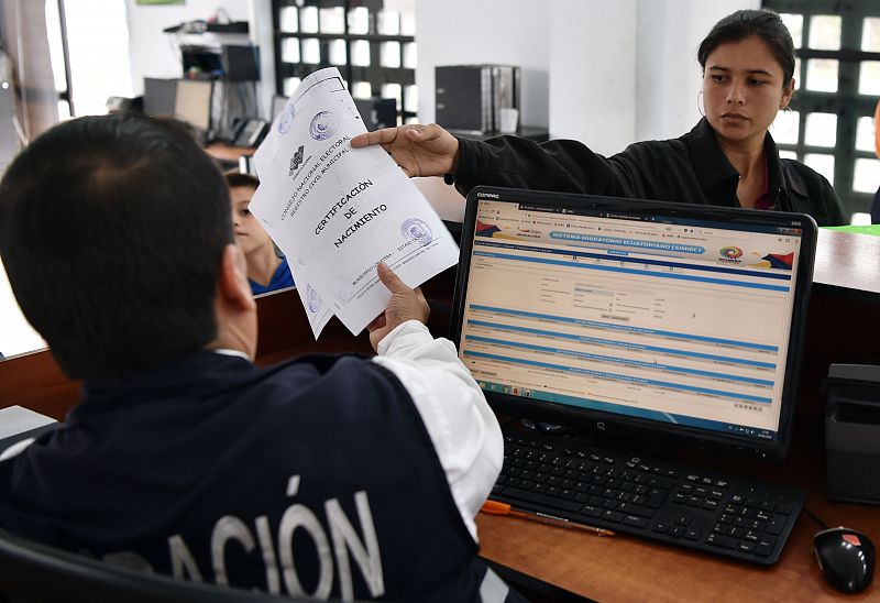 Una migrante venezolana entrega su documentación en el Centro Binacional de Atención en Frontera (Cebaf) en Huaquillas, en el sur de Ecuador, en la frontera con Perú