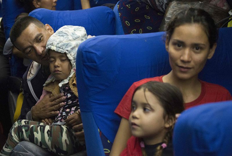 Venezolanos viajan en autobús desde el sur de Ecuador hacia la frontera con Perú