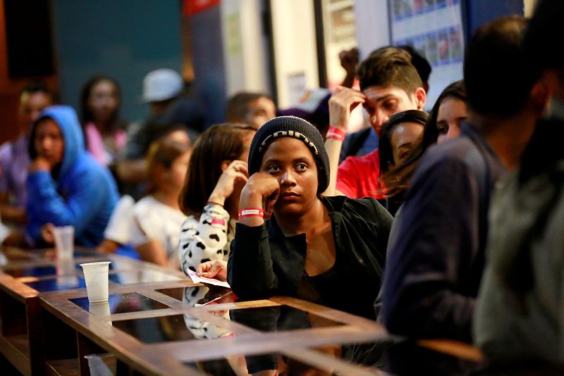 Inmigrantes venezolanos esperan en el Centro Binacional de Atención en Frontera (Cebaf) en Tumbes (Perú)