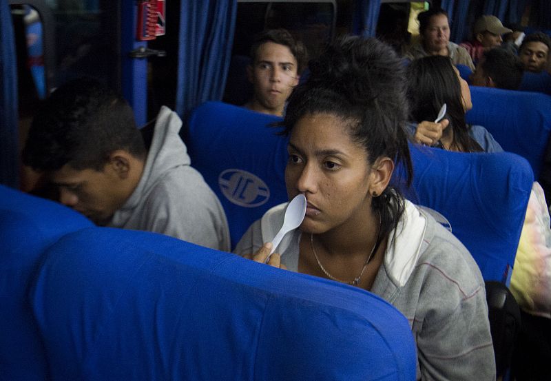Venezolanos viajan en autobús desde el sur de Ecuador hasta la frontera con Perú