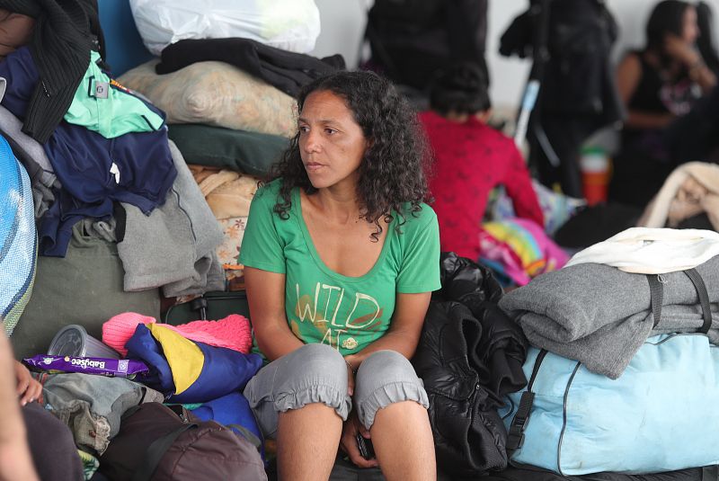 Inmigrantes venezolanos sin pasaporte esperan información para resolver su situación en el Centro Binacional de Atención en Frontera (Cebaf) en Tumbes (Perú)