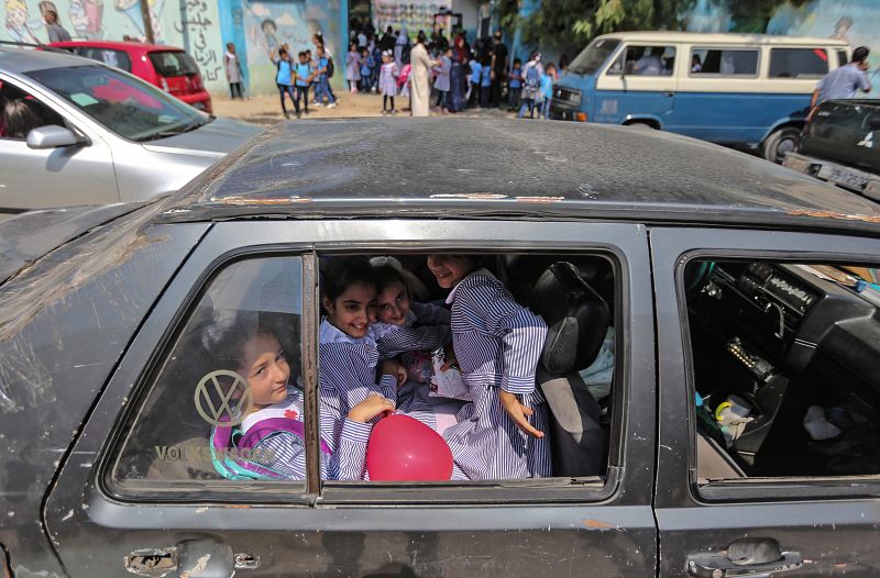 A algunas niñas las llevan en coche a su primer día de colegio