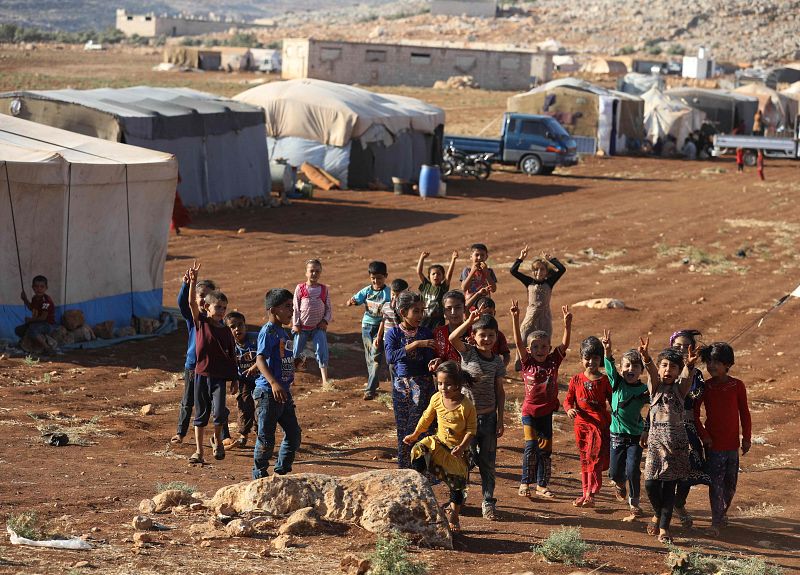 Varios niños se reúnen en el campo de refugiados de Kafr Dariyan