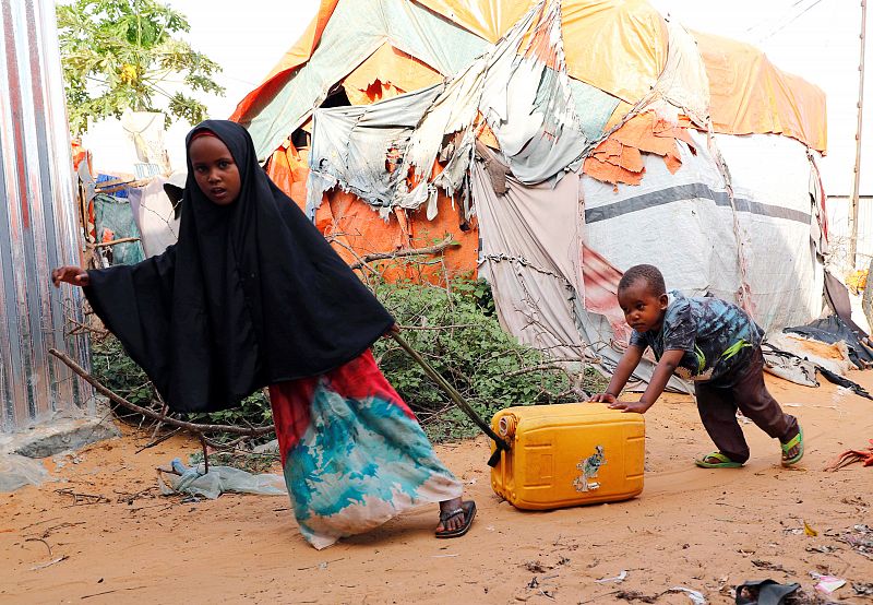 Los niños somalíes intentan sobrevivir en los campos de refugiados a las afueras de Mogadiscio