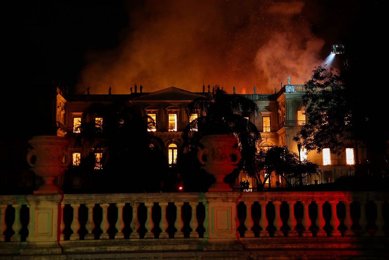 Incendio consume el Museo Nacional de Río de Janeiro