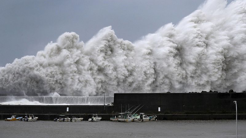 Olas causadas por el tifón Jebi en Aki, prefectura de Kochi. Agencia Kyodo, via REUTERS