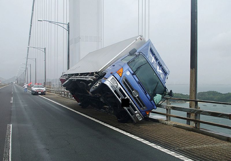 Camión volcado por el viento en la ciudad de Sakade. Fuente: AFP/JIJI Press