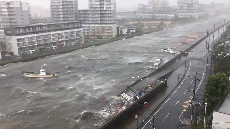 Barcos y materiales flotando en las inundaciones en la ciudad de Nishinomiya. TWITTER/ @R10N_SR/via REUTERS