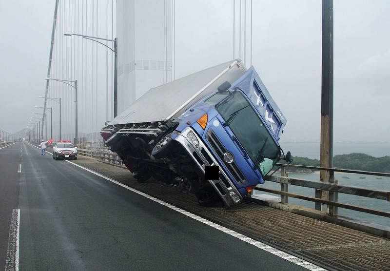 Camión volcado por el viento en la ciudad de Sakade. Fuente: AFP/JIJI Press