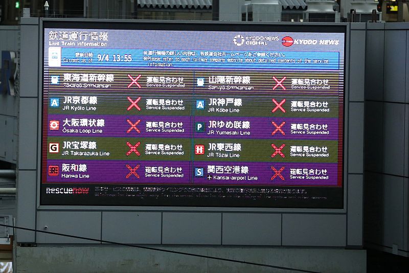 Una pantalla informa de los trenes de la línea JR cancelados en Osaka por el tifón