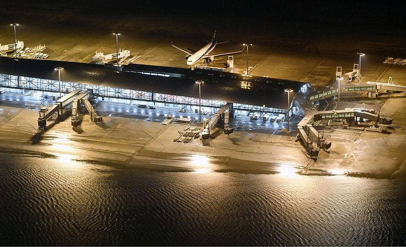 Pista inundada en el aeropuerto internacional de Kansai