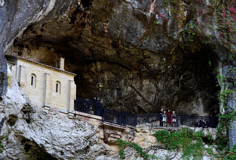 La familia real posa en la Ermita de la Santa Cueva en Covadonga